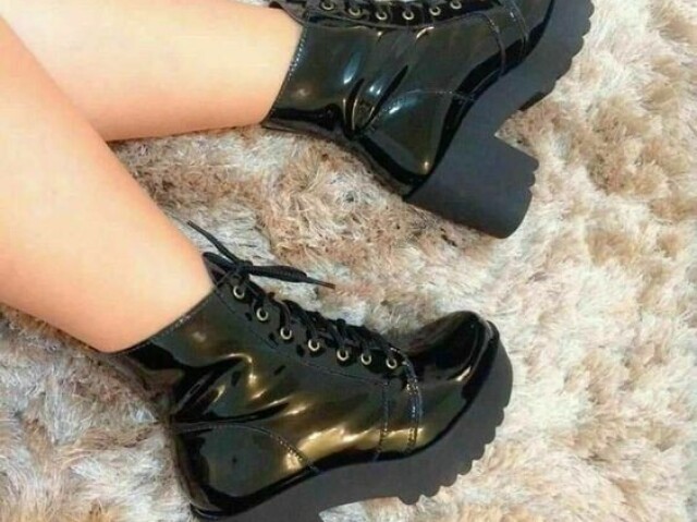 Botas pretas, minha praía 👀