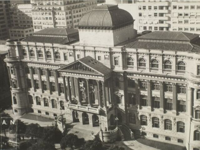 No Brasil, a primeira biblioteca instituída oficialmente foi a Biblioteca Nacional, no Rio de Janeiro.