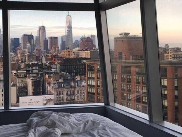 Em um apartamento bem alto em New York, no centro da cidade com uma vista assim