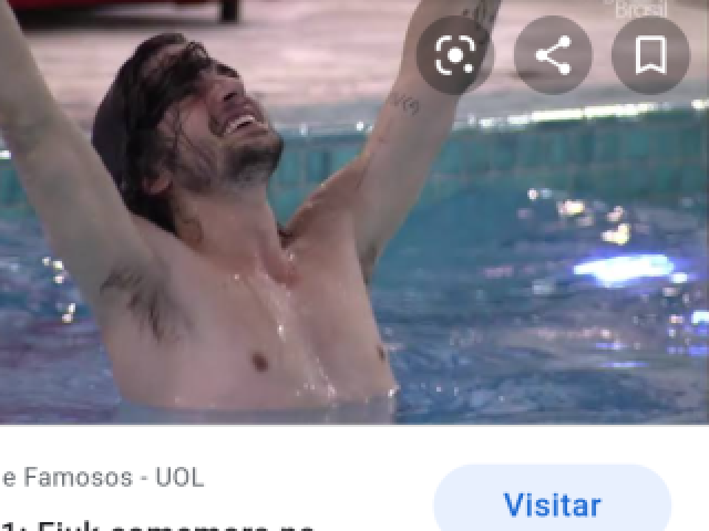 Corre e se joga na pissina