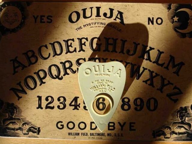 Com tabuleiro Ouija 🌙