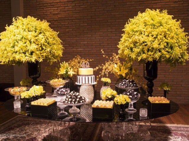 Decoração amarela com preto