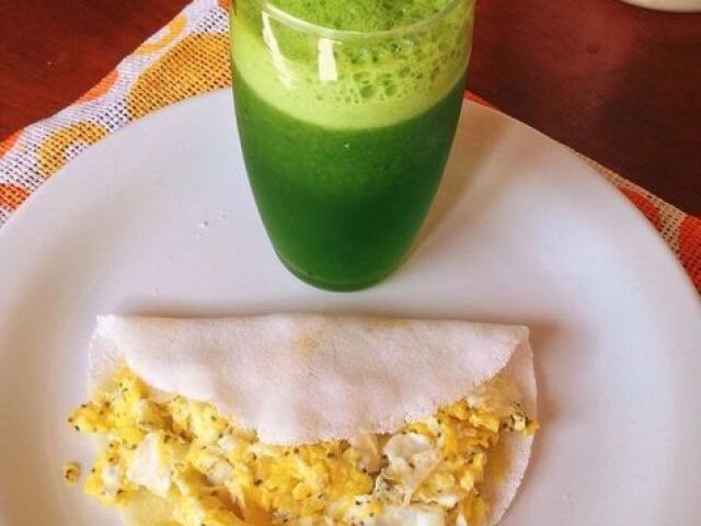 tapioca com queijo de leite de coco, com suco verde