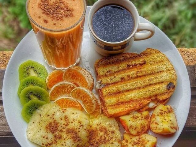 suco de acerola, cafê, kiwi, tangerina, abacaxi grelhado, maçã e sanduíche de queijo vegano.