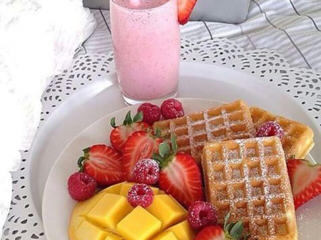 morangos, vitamina de morango, waffles vegano cobertos de açúcar e manga