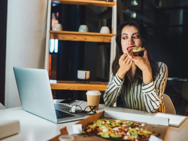 Fica em casa e assisti série ou estuda