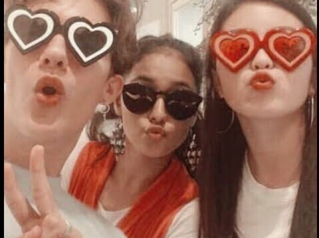 Noah, shivani e hina 4 vezes