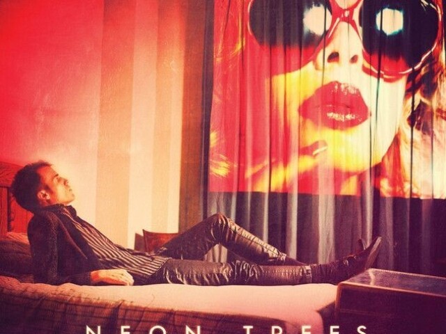Se você gosta de músicas agitadas, você provavelmente irá gostar de: Everybody Talks de Neon Stress!