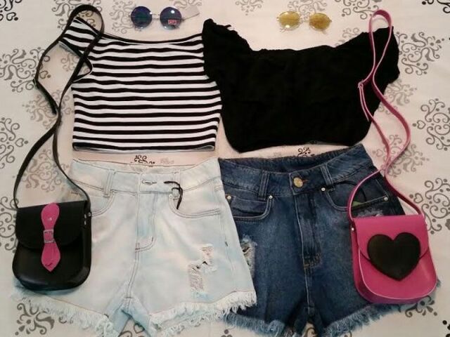 Camiseta e shorts.