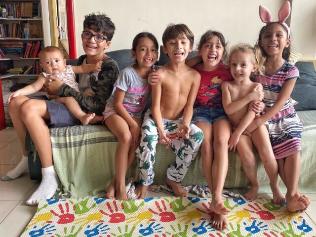 Casa cheia! Cuidando dos irmãos, da casa, da bagunça etc...