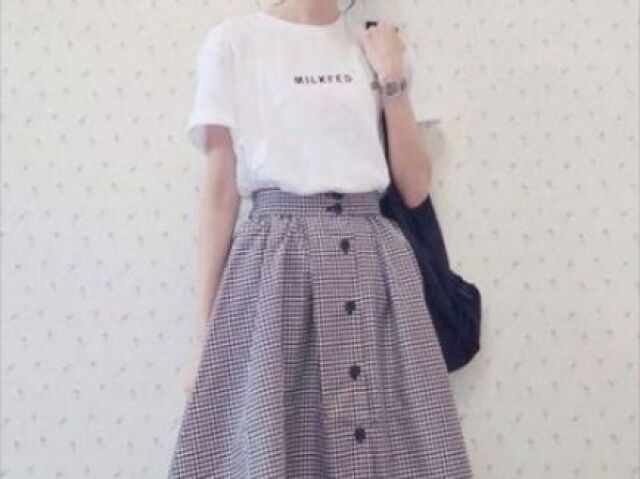 Saia midi, t-shirt e allstar.