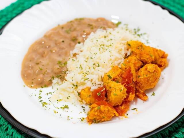 arroz, feijão e galinha 😋😋