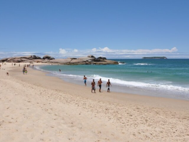 Praia não tão cheia