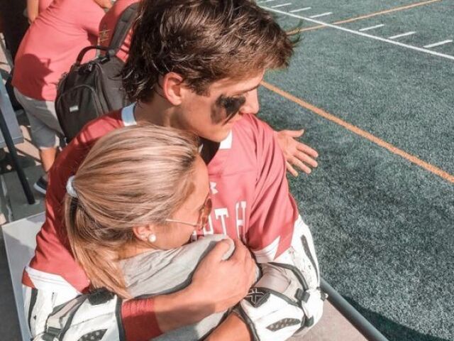 Caleb era astro de futebol americano e Sofia uma torcedora do time da escola