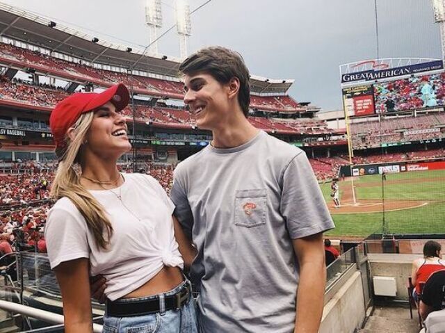 Caleb e Sofia eram do time de Beisebol