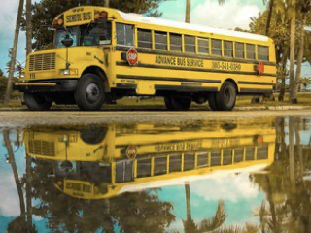 O ônibus da escola pega a gente na casa dela