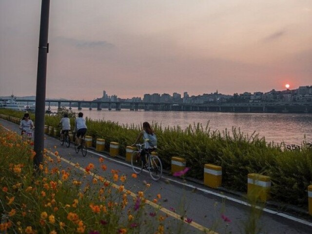 Andar de bicicleta próximo ao rio Han com Namjoon❤️