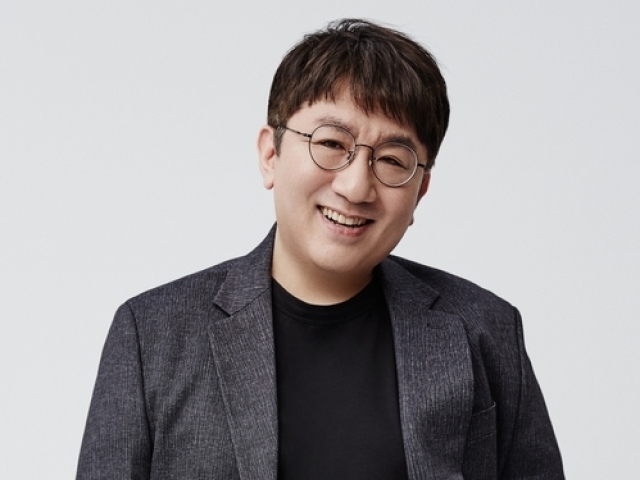 Bang Si-hyuk ou Bang PD-nim(nome artisco) é um letrista sul-coreano, compositor, produtor e executivo de registro. Ele é CO- CEO da Big Hit Entertaiment, e o fundador. (Quem teve a idea desse grupo lindo, tudo tirado da wikipédia).