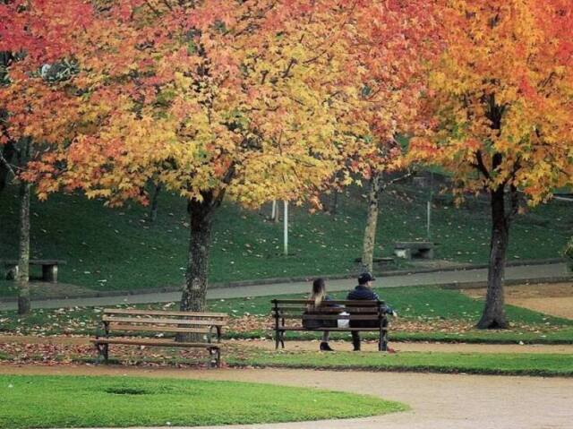 Em uma praça.