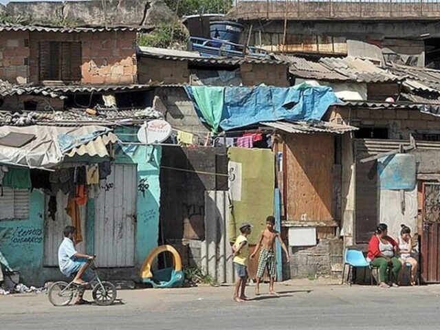 Moradia em local sem serviço de transporte público.