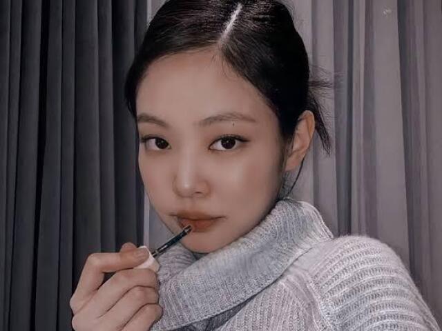 Fɑzer um comerciɑl de mɑquiɑgem com ɑ Jennie