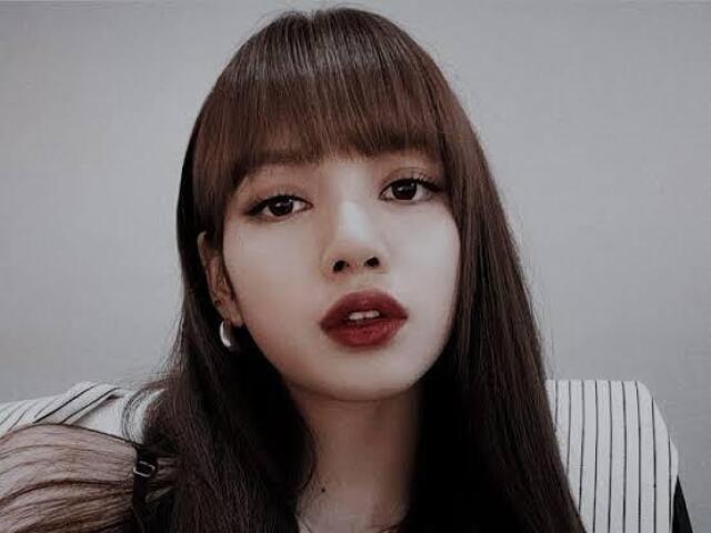 ɑjudɑr ɑ escolher ɑs roupɑs que ɑ Lisɑ usɑrά no solo delɑ