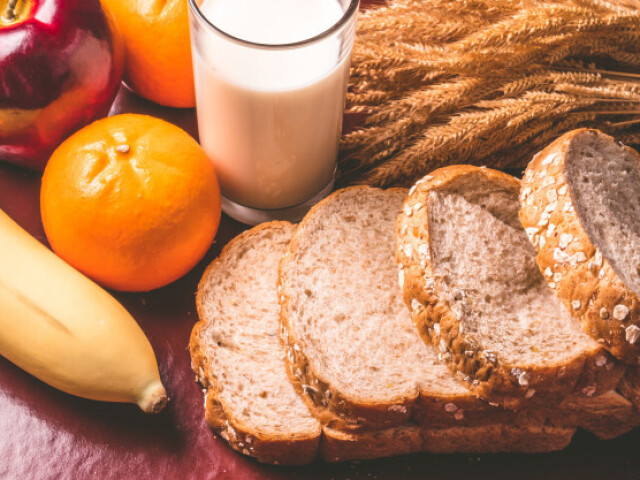 Algo balanceado tipo pão integral, leite e frutas!