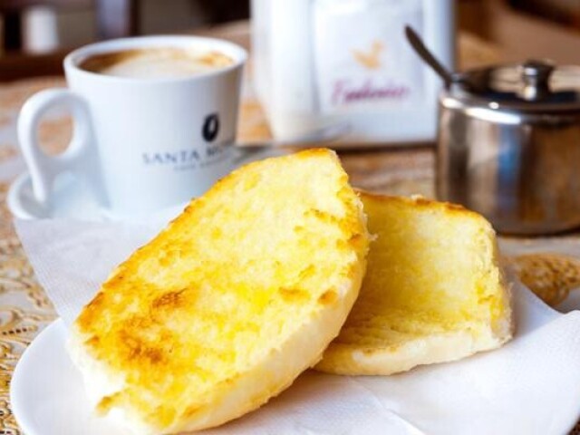 Pãozinho acompanhado de leite com achocolatado ou café!