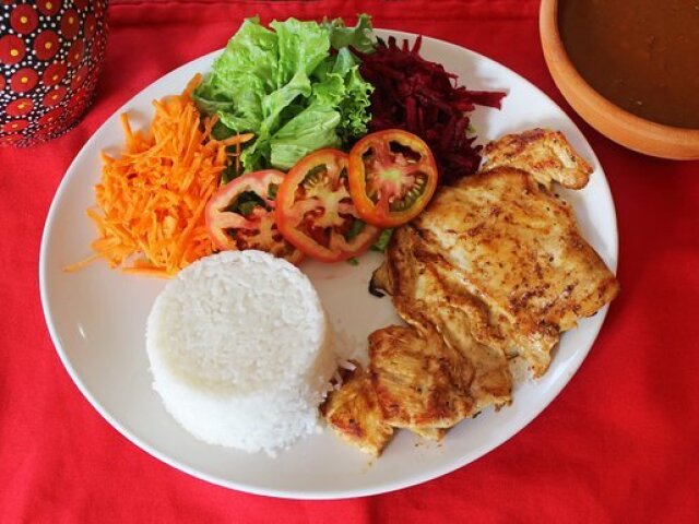 Arroz, feijão, carne, salada, verduras, legumes e vegetais!