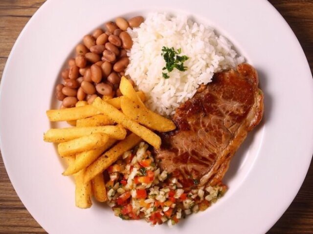 Arroz, feijão, carne, batata frita e salada!