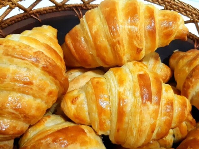 Um salgado de padaria como um croissant!