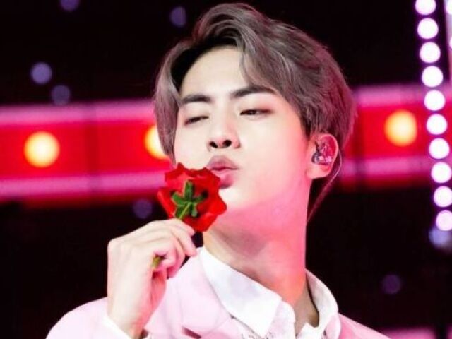 Jin te dar uma rosa em algum momento do show🌹