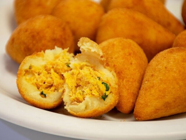 Uma coxinha com frango e bastante catupiry!