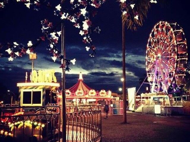 ir em um parque de diversões a noite depois de um dia longo