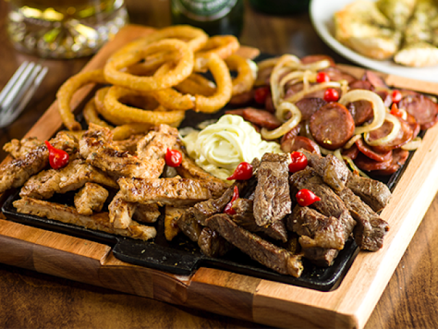 Porção de carne e fritas.