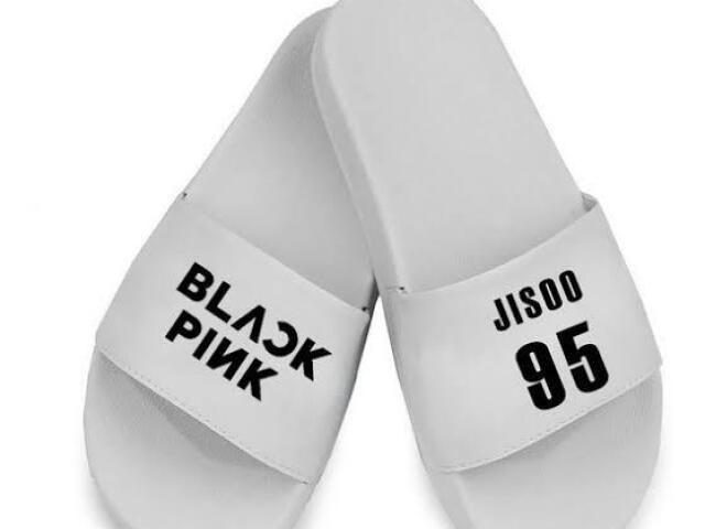 Esse chinelo da jisoo 🖤