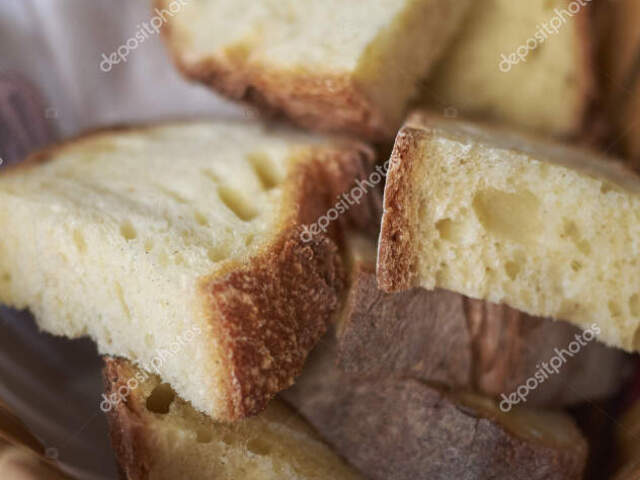 O pão que está no cesto às moscas com um pouco de manteiga...tempos difíceis...