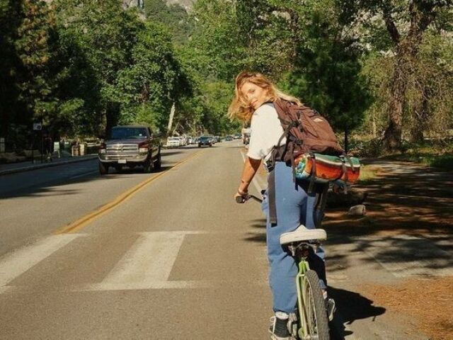 bicicleta, não é longe mas também se eu for andando vai demorar mais, então bicicleta!