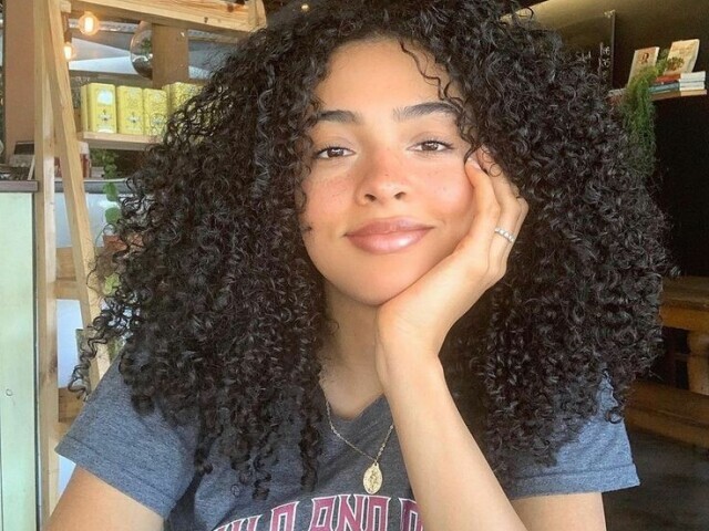 Elizabeth, 13 anos, nasceu em Paris. π¦’π¦’π¦’