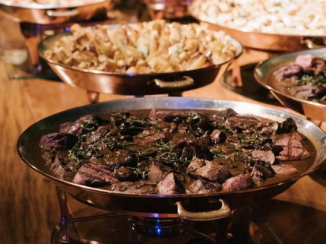 Contratar um buffet de leve que pode ser caldos, comida de boteco, massas...
