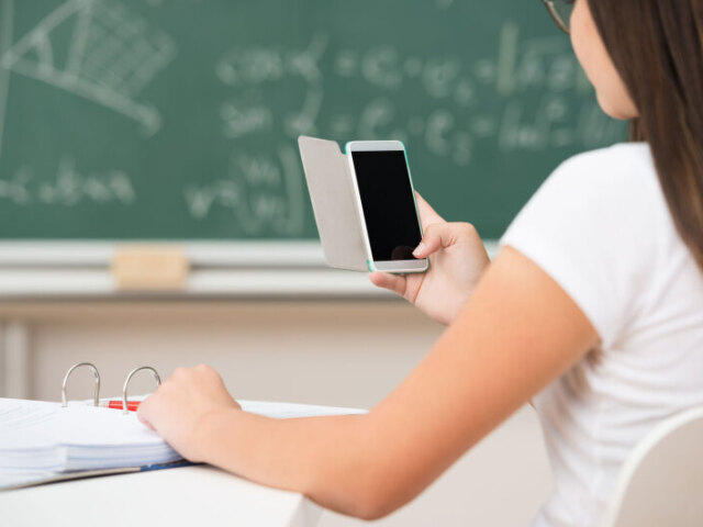 Fico no celular na aula mesmo tanto faz