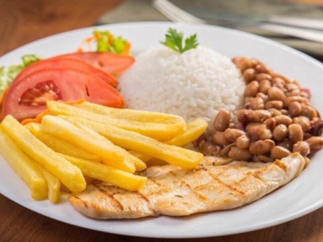 Arroz, feijĂŁo, batata frita, tomate, alface e bife de frangođł