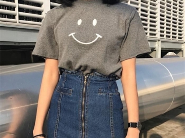 🙂Blusa feliz e saia jeans