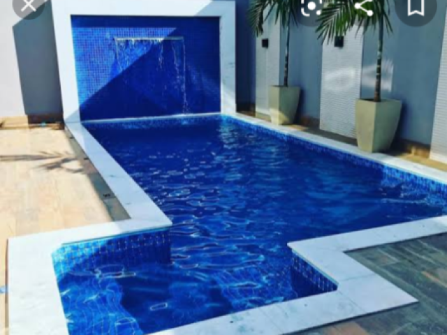 Uma piscina grande e perfeita pra chamar a família pro churrasco