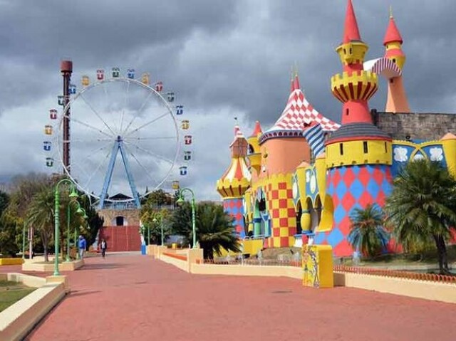 Um parque de diversões. Lá ninguém vai sair triste, pois os dois apaixonados vão aproveitar cada momento juntinho. Ainda vai rolar o beijo na montanha russa.