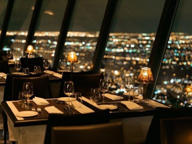 Um restaurante caro. Onde os dois poderam ter um conversa gostosa e degustando de uma conversa gostosa.