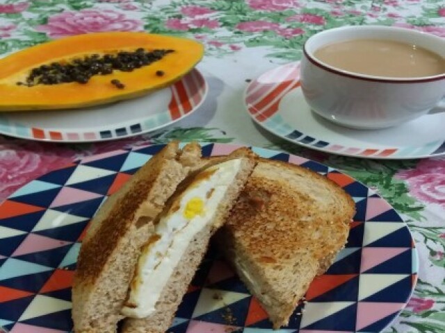 CAFÉ, LEITE, PÃO, OVOS E MAMÃO