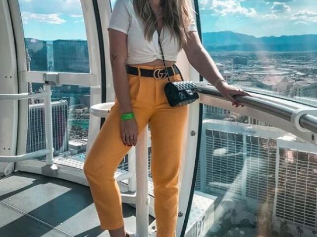 Com um All Star cano alto, amarelo
(sou apaixonada em all star kkk)