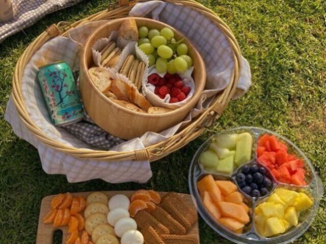 Um piquenique com muitas frutas