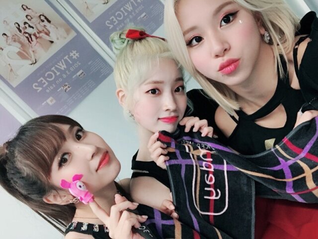 Dahyun, Chaeyoung e Mina (Twice)